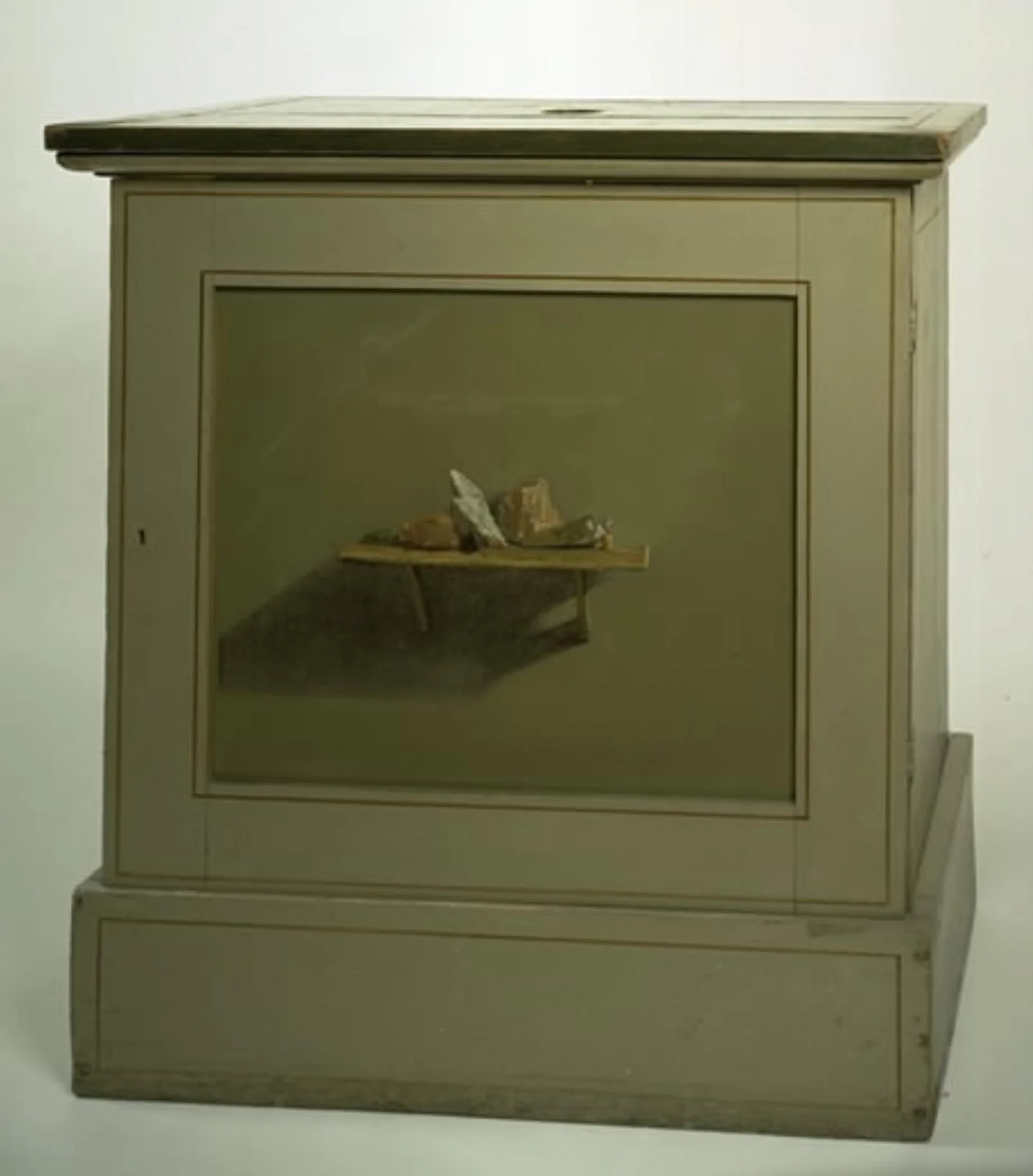 Console Cupboard with af painted motif, shelf with stones