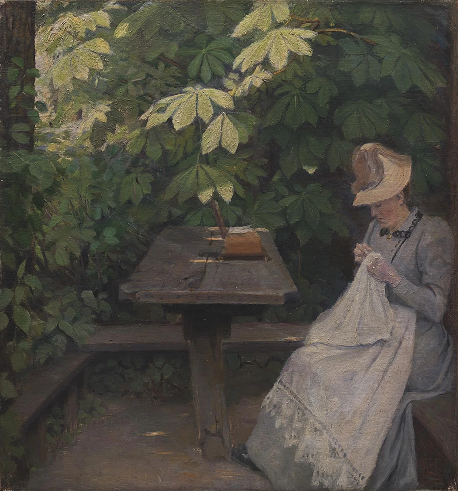 En sommerklædt dame i et lysthus